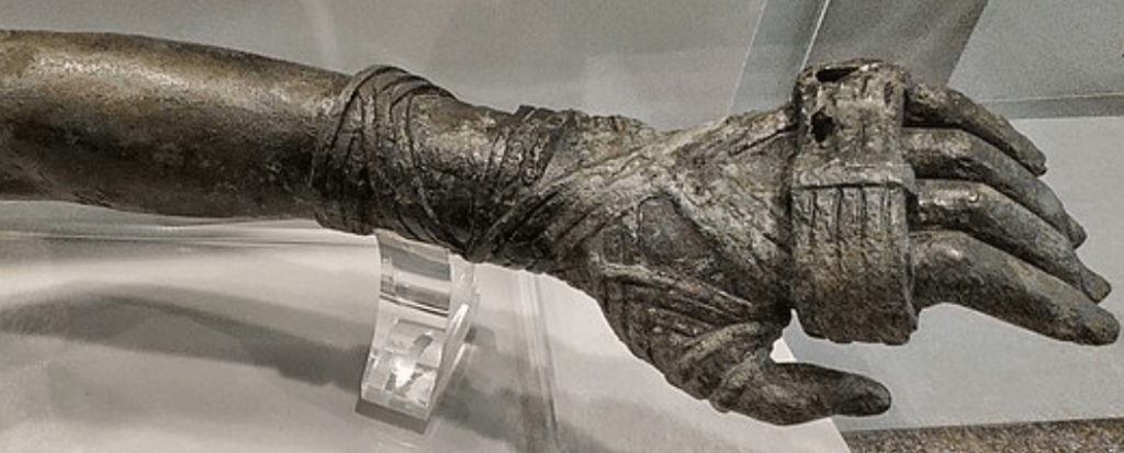 Boxing hand wrapping in antiquity